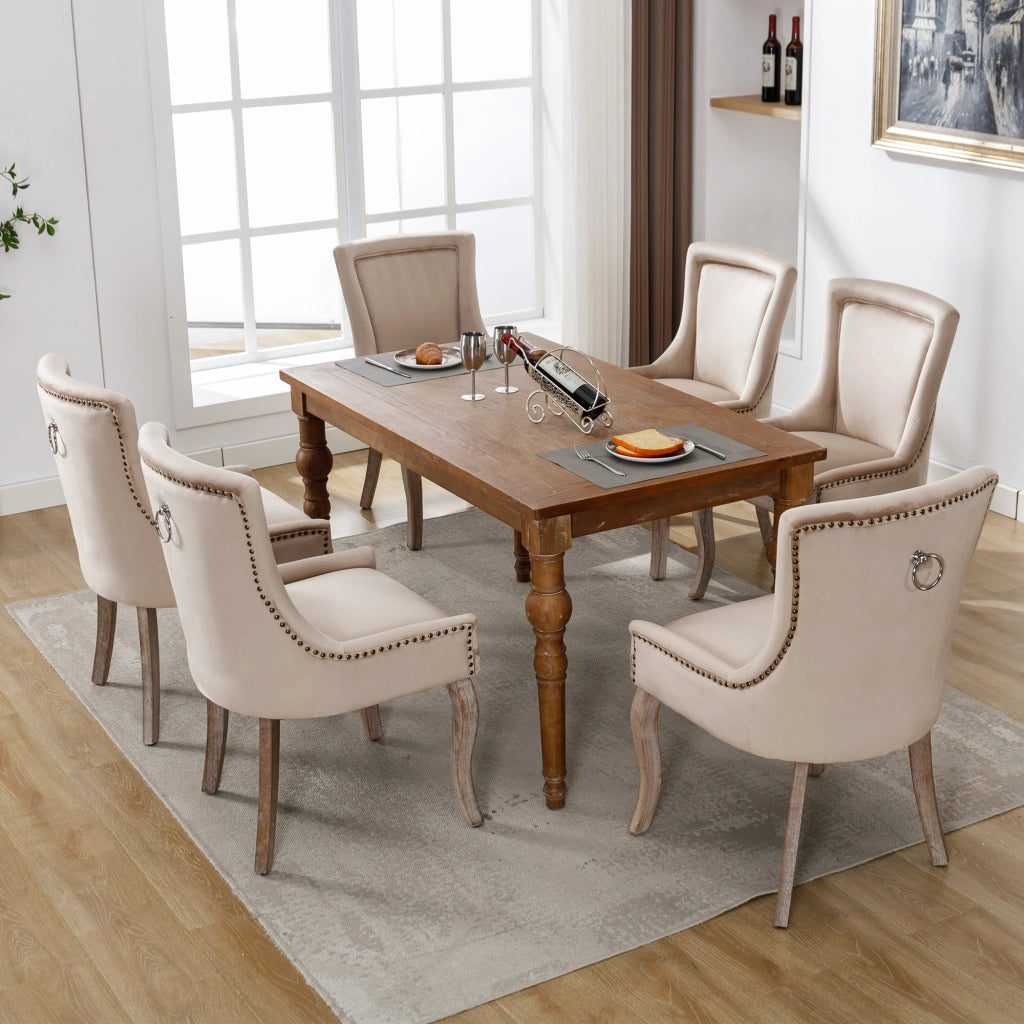 Sedia da pranzo imbottita, schienale curvo e borchie, gambe in legno, in velluto beige