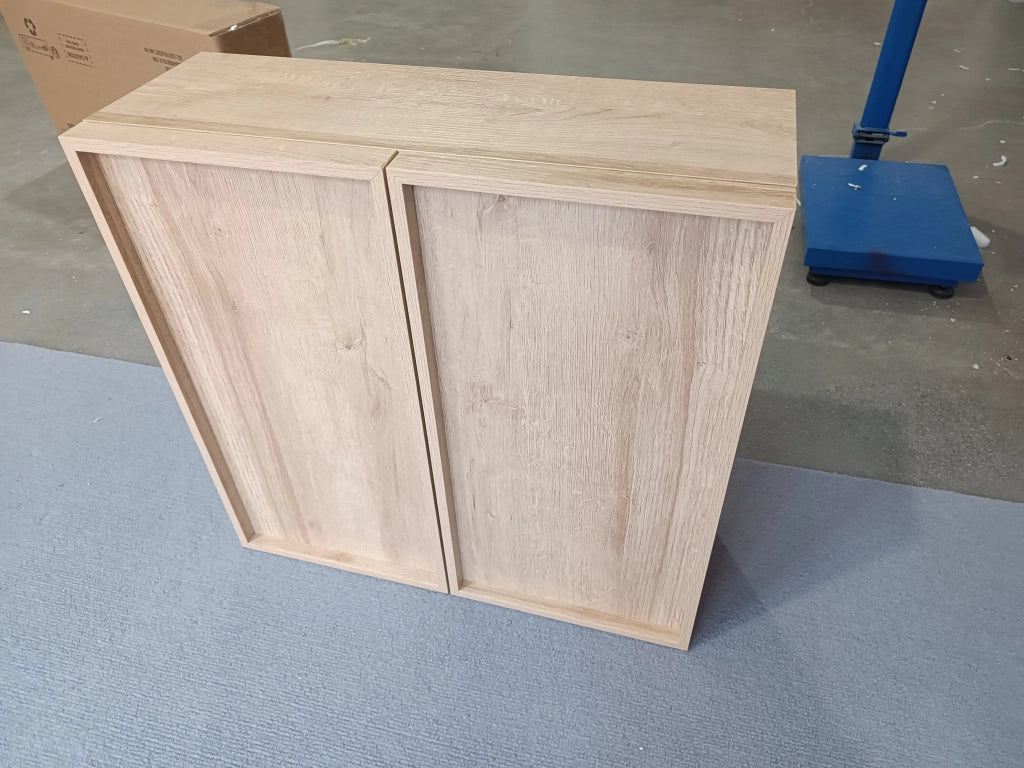 Mobile bagno pensile in finitura rovere con doppia anta, design minimalista e salvaspazio