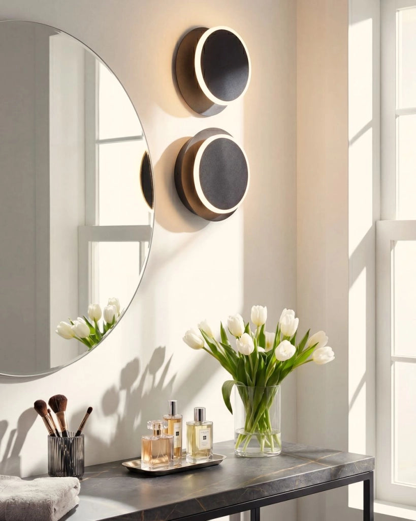Set di 2 lampade da parete LED in metallo nero con paralume rotondo in acrilico verniciato a polvere in stile scandinavo.