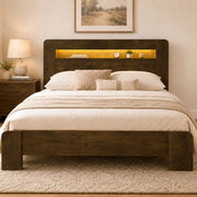 Letto in legno 140 x 200 cm, con ripiani portaoggetti, illuminazione a LED, presa di ricarica, stile retro, marrone