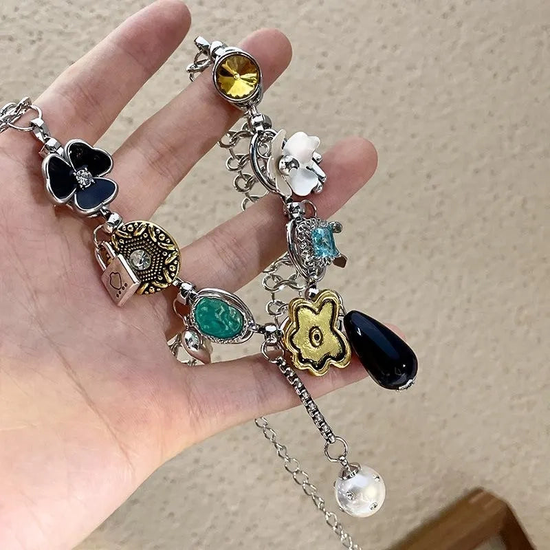 Collana fatta a mano con perle e fiore in metallo: un regalo in stile vintage