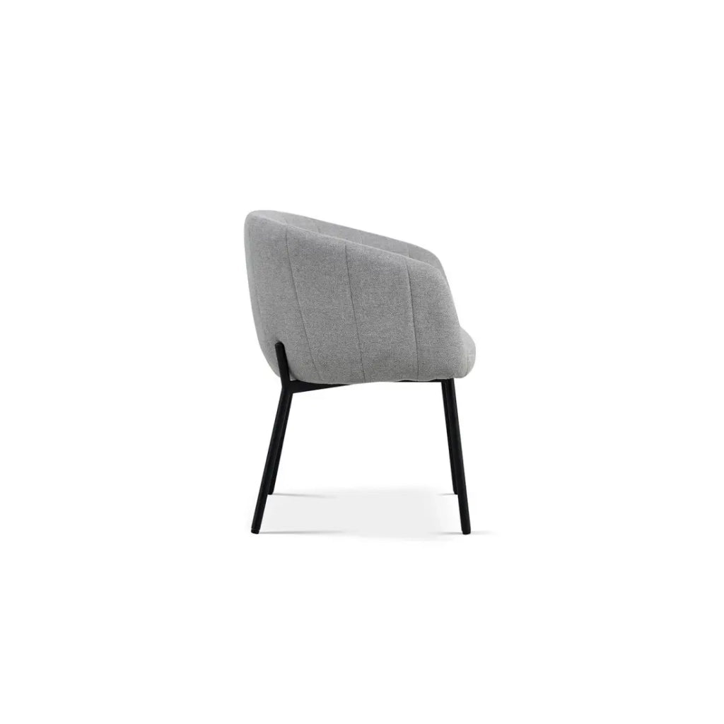 Sedia SEVILLE – Tessuto grigio chiaro – Piedi in metallo nero – H79 x L57 x P62 cm