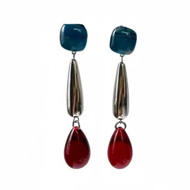 Orecchini a lobo lunghi a goccia con blocchi di colore blu e rosso, dal design elegante, unici e sofisticati, perfetti per le carnagioni chiare.