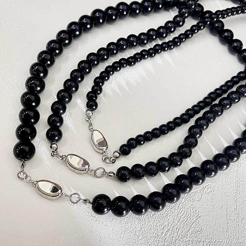 Nuova collana rotonda con perline nere e chiusura a lingotto.