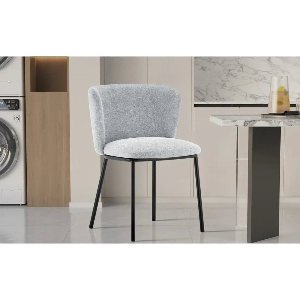 Sedia ARTHUS – Tessuto grigio chiaro con piedi in metallo nero – H76 × L52 × P54 cm