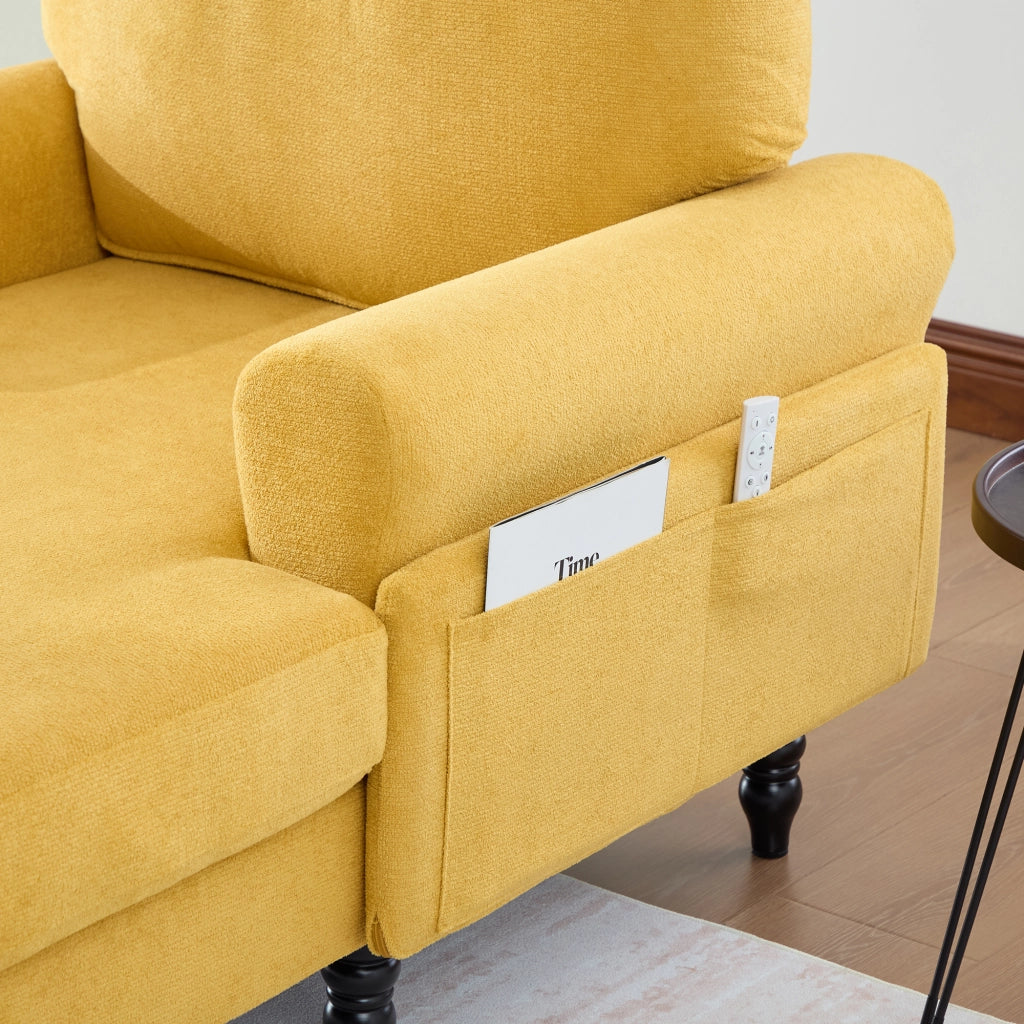 Poltrona lounge in chenille color senape con seduta ampia, schienale morbido, braccioli e tasche laterali