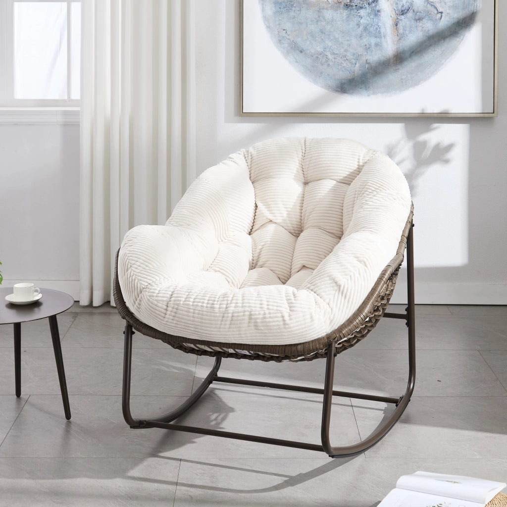 Sedia a dondolo in rattan sintetico con cuscino e telaio in acciaio bianco da esterno per veranda 78 × 106 × 90 cm