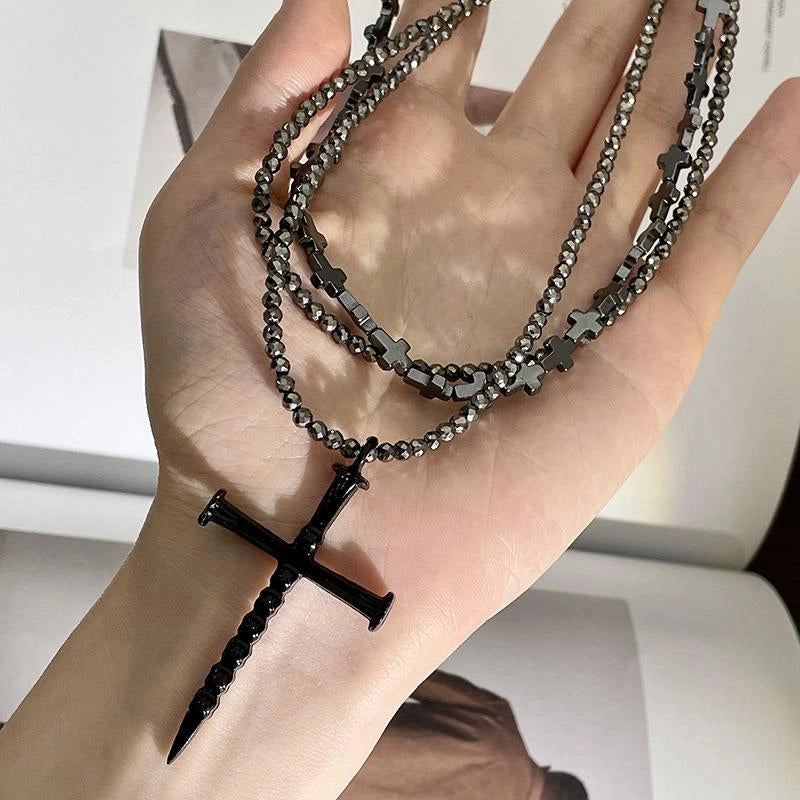 Collana con croce nera multistrato fatta a mano, regalo di Natale o compleanno.