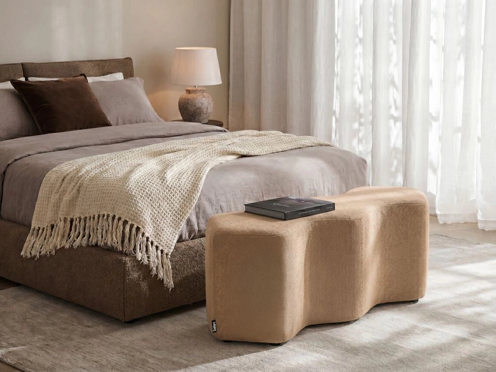 Pouf imbottito in tessuto per camera da letto e soggiorno 86 x 30 forma irregolare beige stile scandinavo