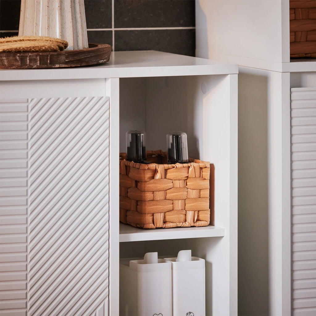 Mobile lavanderia con sacchi portabiancheria pieghevoli Mobiletto Basso da Bagno con Cesto per Biancheria e 3 Ripiani Aperti Bianco 50x30x86 cm BZR156-W
