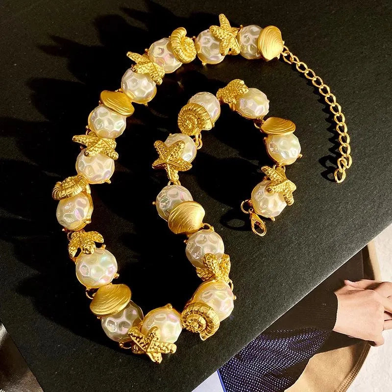 Collana fatta a mano con conchiglie, stelle marine e perle: gioielli dal mare