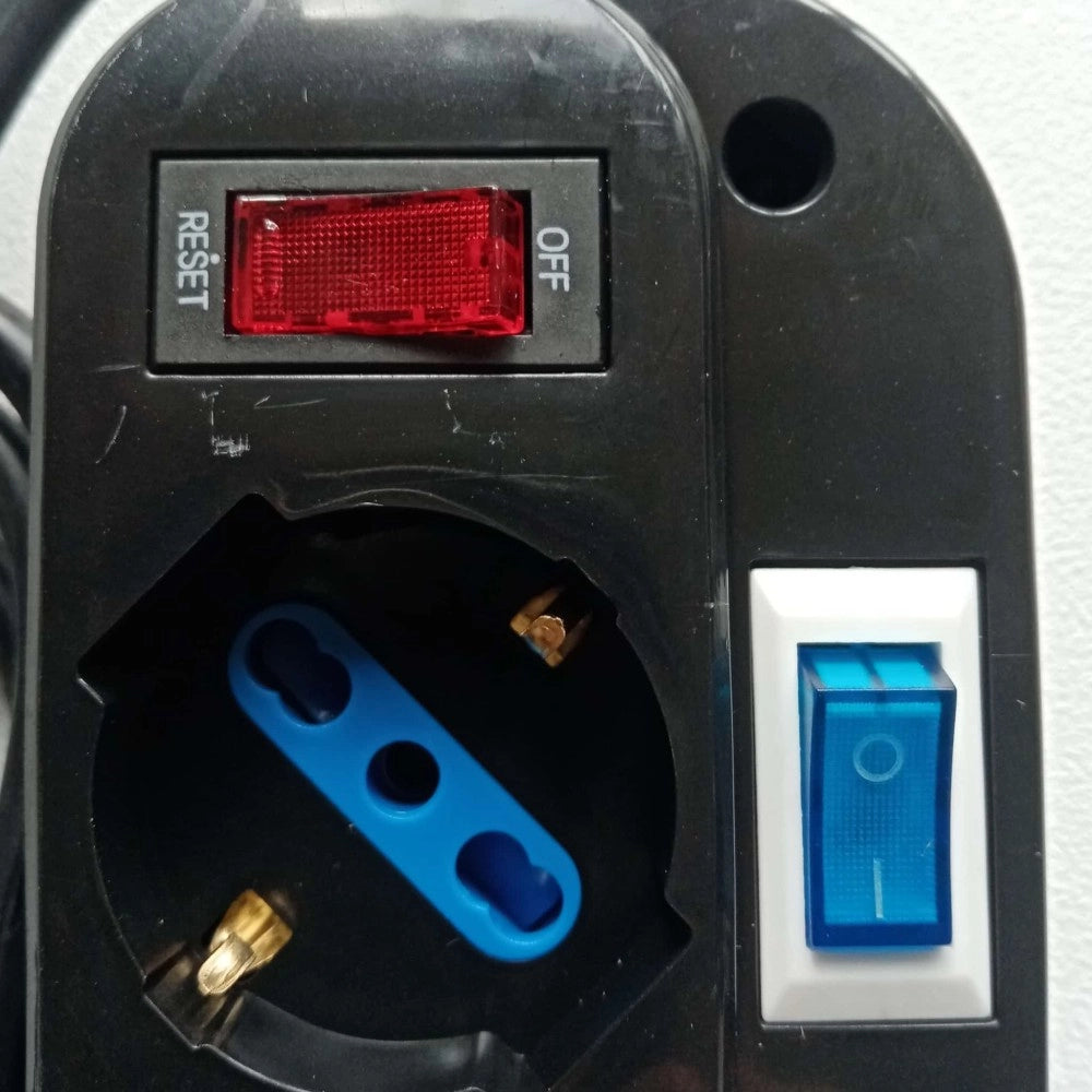 Multipresa nera da 4 posti universali con 5 interruttori cavo da 1,5mt