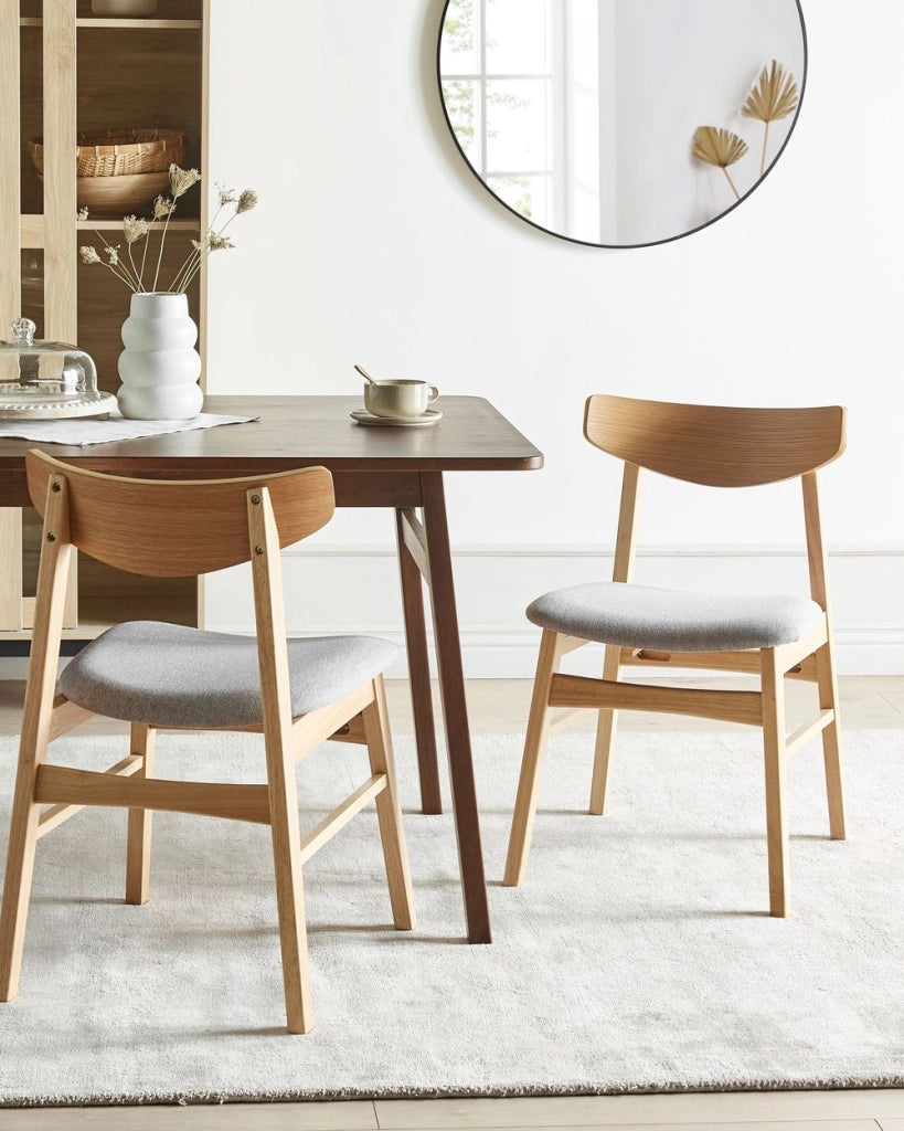 Set di 2 sedie da pranzo in tessuto grigio e struttura in legno chiaro retrò senza braccioli con seduta
