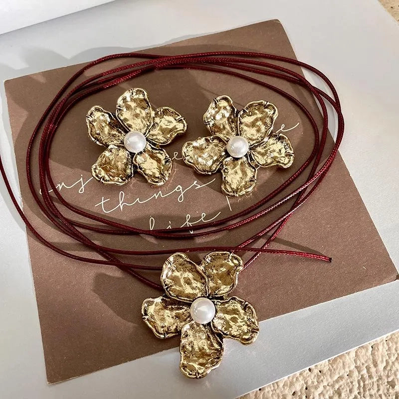 Collana e orecchini con ciondolo a fiore in oro fatti a mano e perle, regalo di Natale o compleanno.