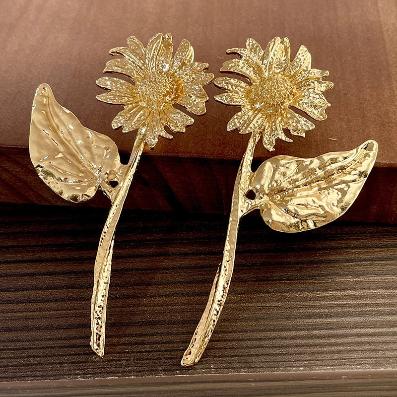 Orecchini vintage barocchi a forma di petalo e foglia di margherita.