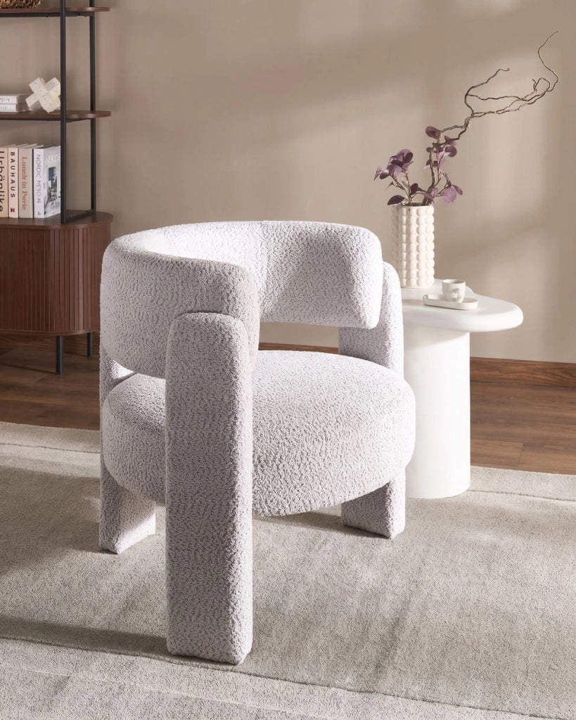 Poltrona imbottita in ciniglia con schienale curvo seduta moderna in stile scandinavo grigio chiaro