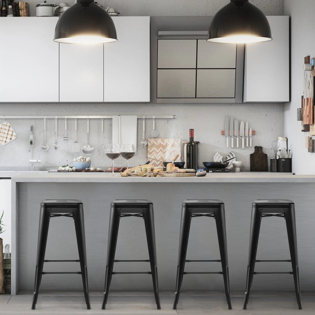 Set di 4 sgabelli da bar alti 76cm con poggiapiedi piedini in gomma, Sgabelli impilabili per cucina bar Nero-Sgabelli da bar