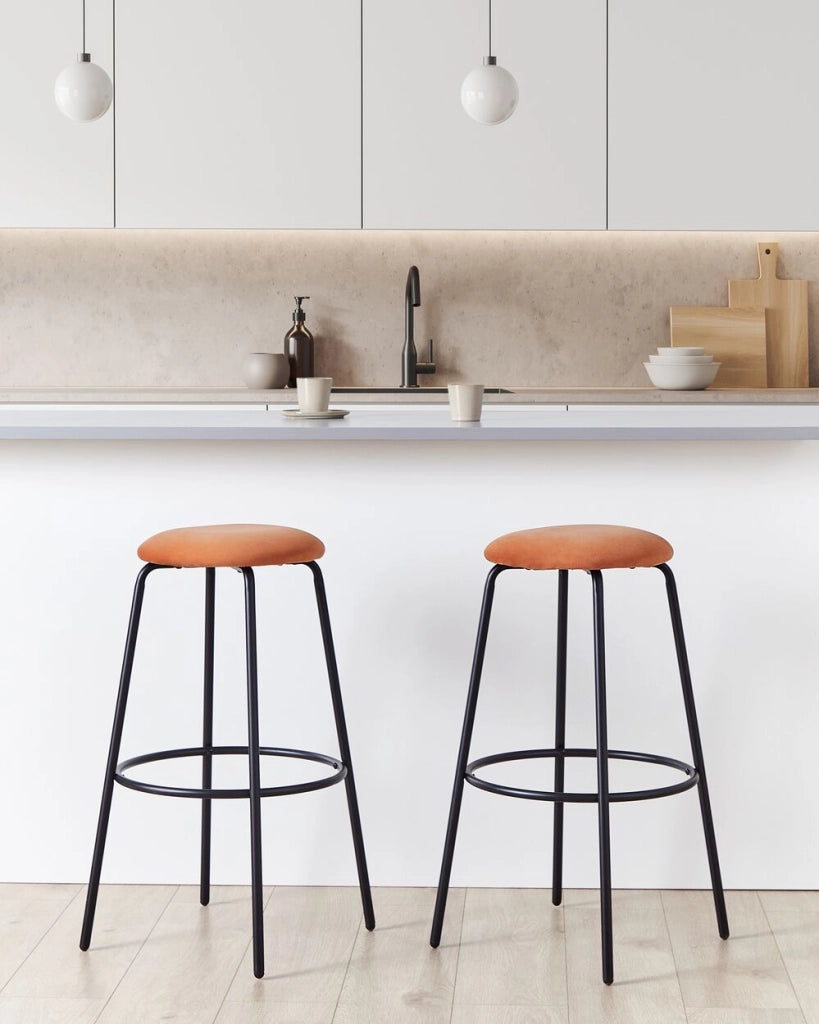 Set di 2 sgabelli da bar in velluto arancione gambe in acciaio senza braccioli soggiorno salotto stile moderno