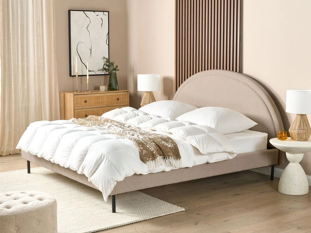 Letto matrimoniale in poliestere bouclè beige imbottito con base a doghe e testiera rotonda 180 x 200 cm minimalista retrò