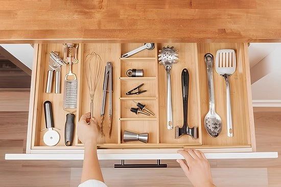 Organizzatore di mobile cucina adattabile per oggetti di uso quotidiano e rifiuti, espandibile fino a 33 pollici di larghezza, 9 cassetti, 100% bambù