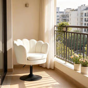 Sgabello girevole regolabile in velluto beige con schienale e braccioli, base in metallo