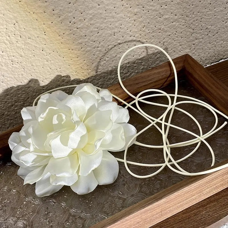 Collana girocollo con fiori e perline, realizzata a mano: stile vintage bianco e nero