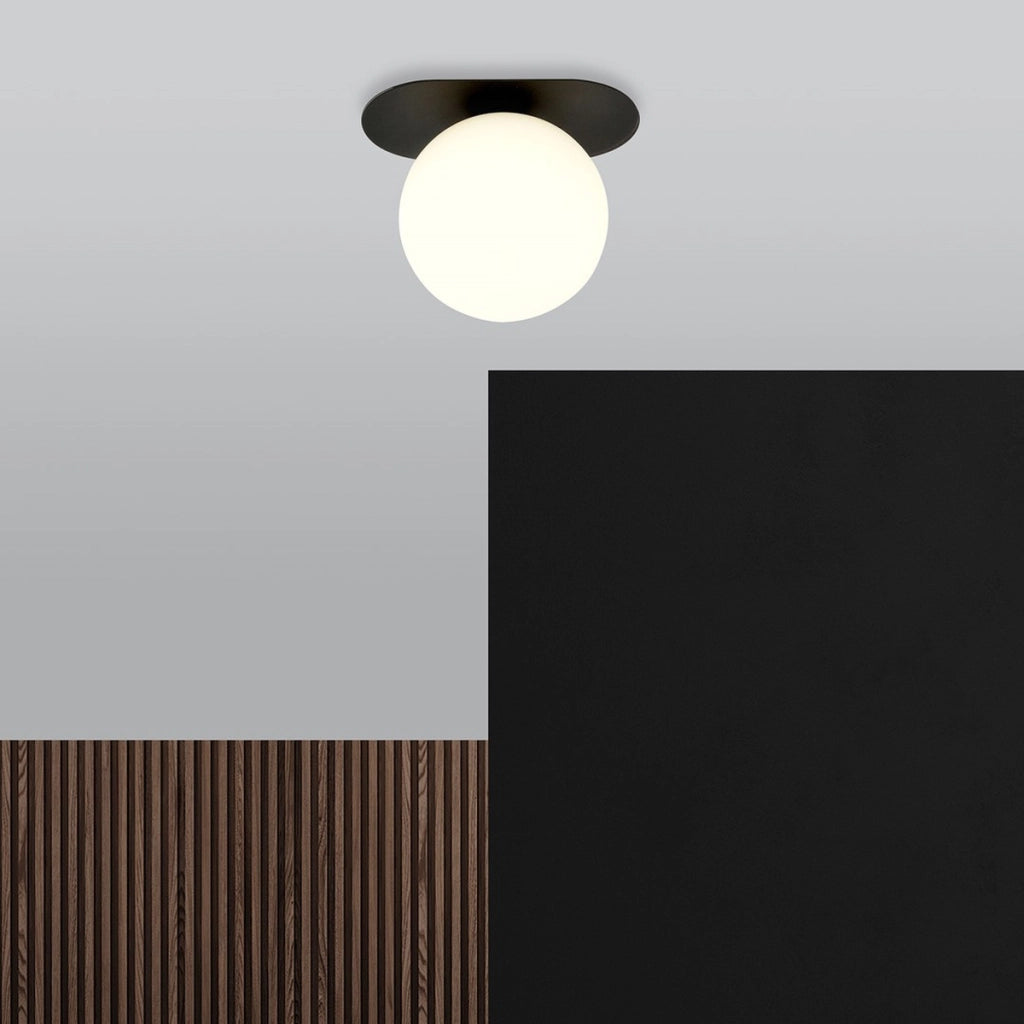 Lampada da soffitto Plaza nera con diffusore in vetro opalino