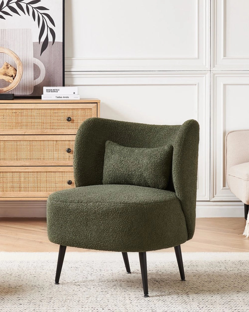 Poltrona da salotto con schienale curvo boucle verde scuro stile glam elegante soggiorno