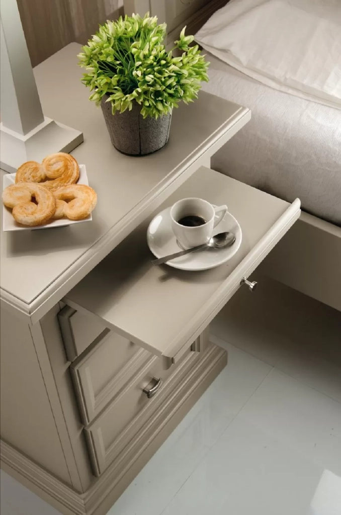 Comodino 3 cassetti 1 tiretto in legno massello avorio l.52 p.38 h.70 - Mobili 2G