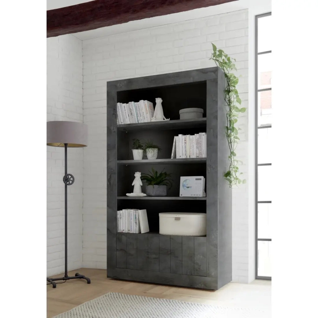 Biblioteca ultra trendy con numerosi scaffali color grigio scuro effetto cemento, collezione URBAN.