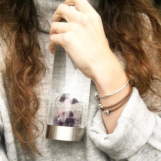 Acqua cristallizzata con cristalli infusi, bottiglia di vetro bohemien per l'igiene personale e l'idratazione - arricchisce e struttura l'acqua potabile