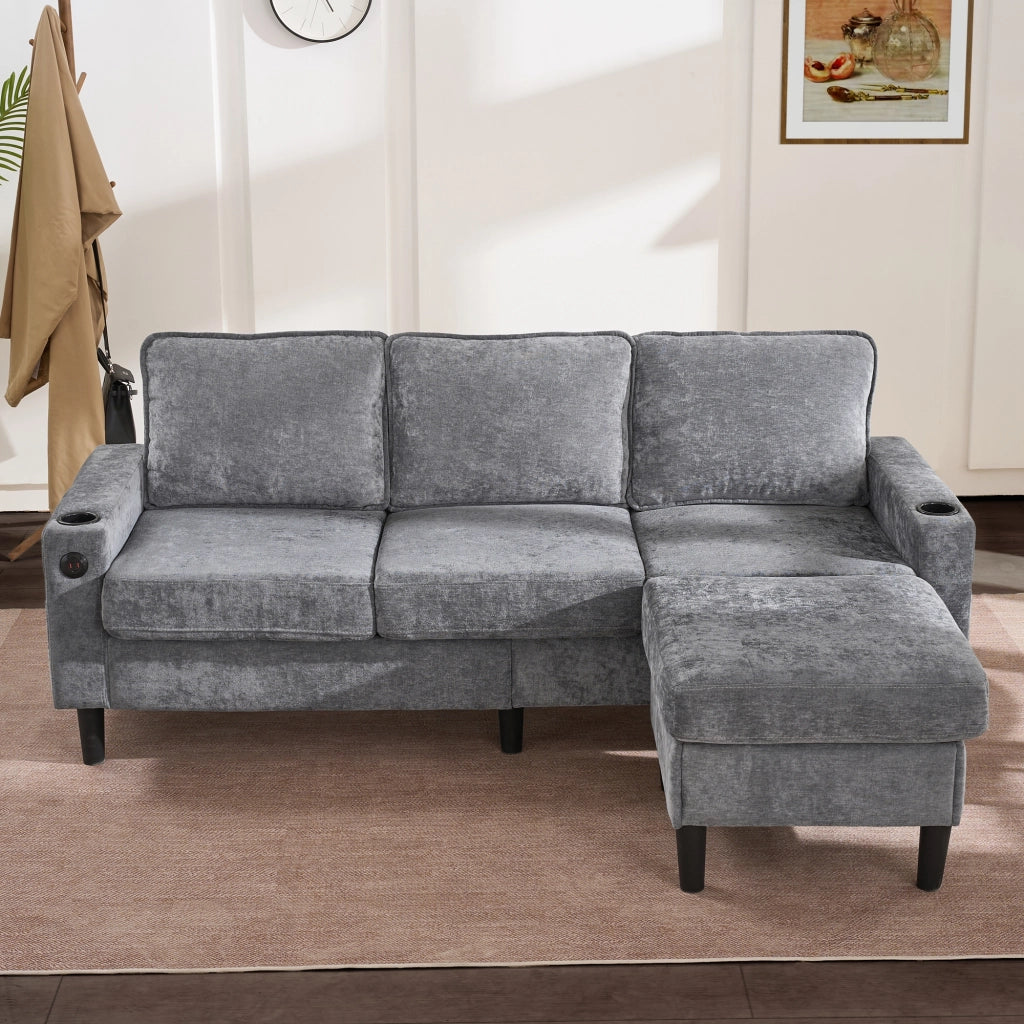 Divano angolare in lino grigio con pouf abbinabile; 2 portabicchieri e prese USB e Type-C integrate