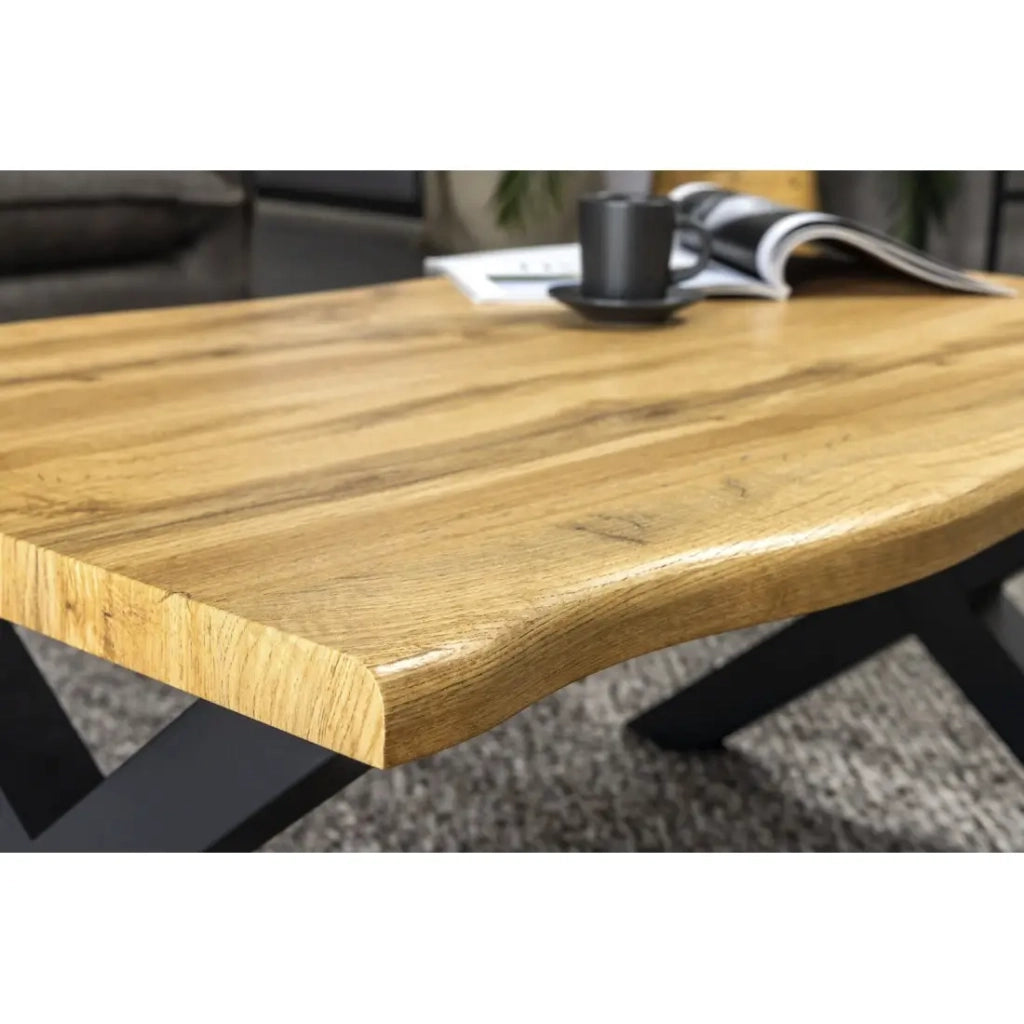 Tavolino basso RIVET effetto legno naturale e gambe in metallo nero a X - tavolo dal design industriale robusto
