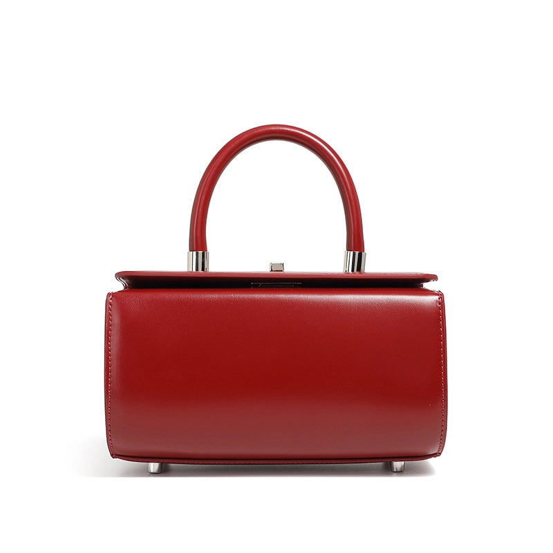 Borsa a tracolla da donna in vera pelle, semplice ed elegante, colore rosso.