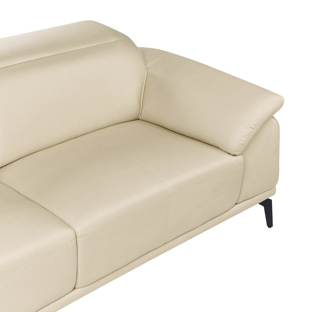 Divano 2 posti in ecopelle a due posti con poggiatesta regolabile e gambe in metallo beige soggiorno moderno