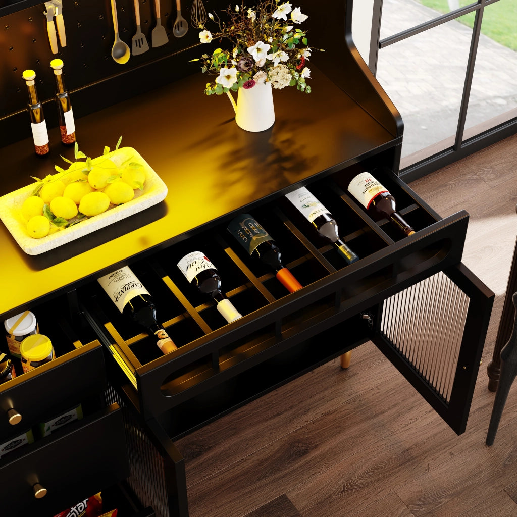 Credenza Alta con Ripiani Regolabili; LED USB e Portabicchieri; per Cucina o Soggiorno; in Vetro e MDF; Nero; 145x39x171 cm