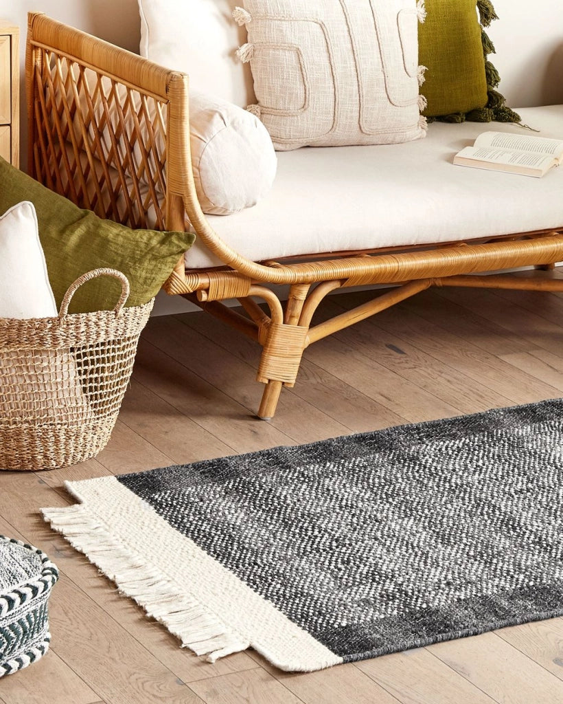 Tappeto in lana bianco sporco nero 80 x 150 cm fatto a mano con nappe moderne