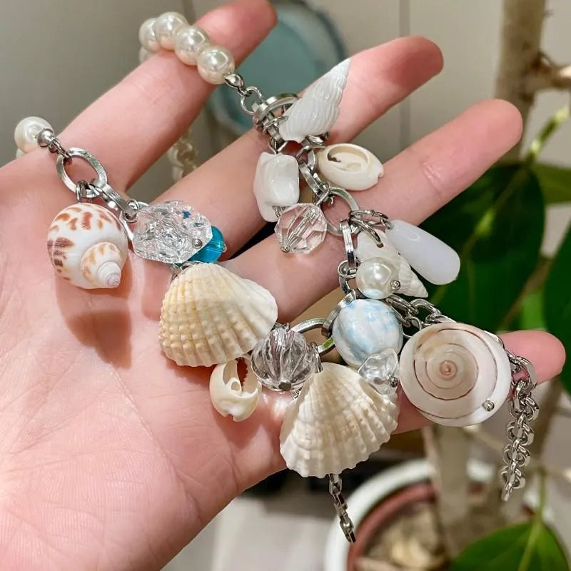 Collana con conchiglie e stelle marine: un regalo perfetto per gli amanti del mare.