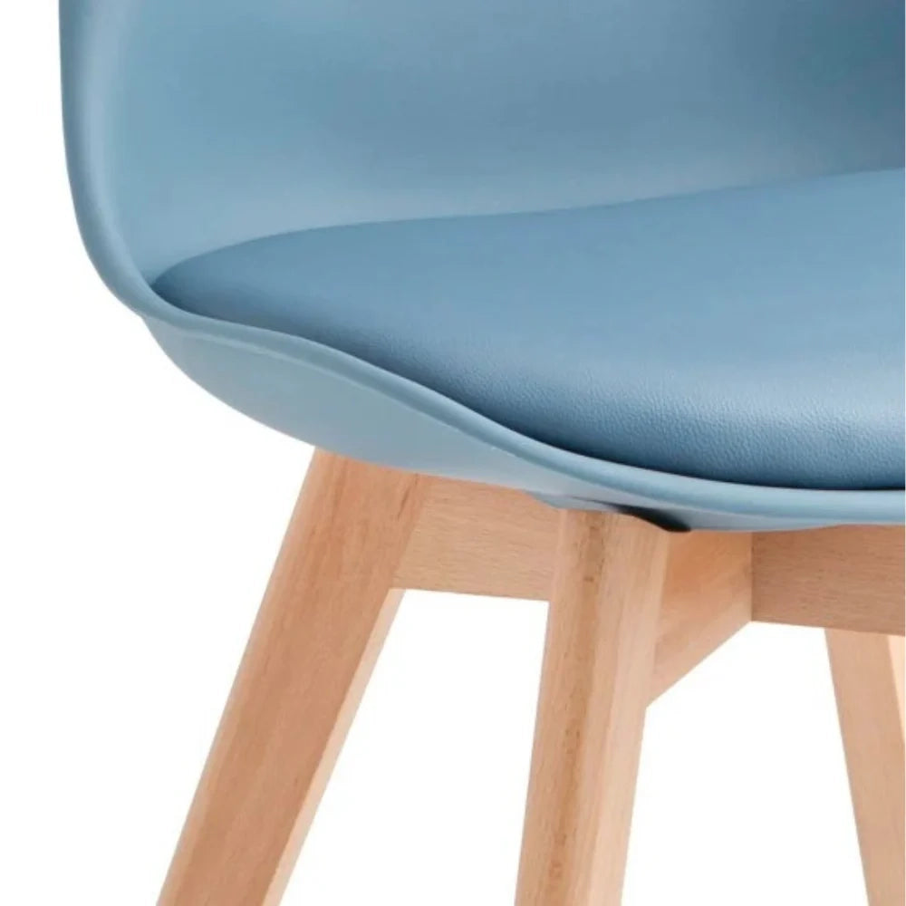 Set di 4 sedie da pranzo imbottite in polipropilene azzurro Lola con struttura in legno facili da pulire | Duzzle