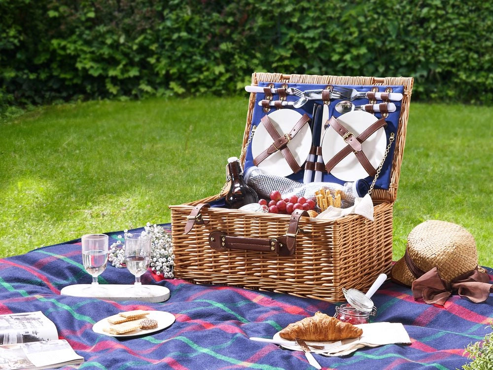 Cesto da picnic per 4 persone in vimini naturale e grigio con set di posate, piatti, bicchieri da vino e borsa termica con cavatappi Coperta inclusa Finitura