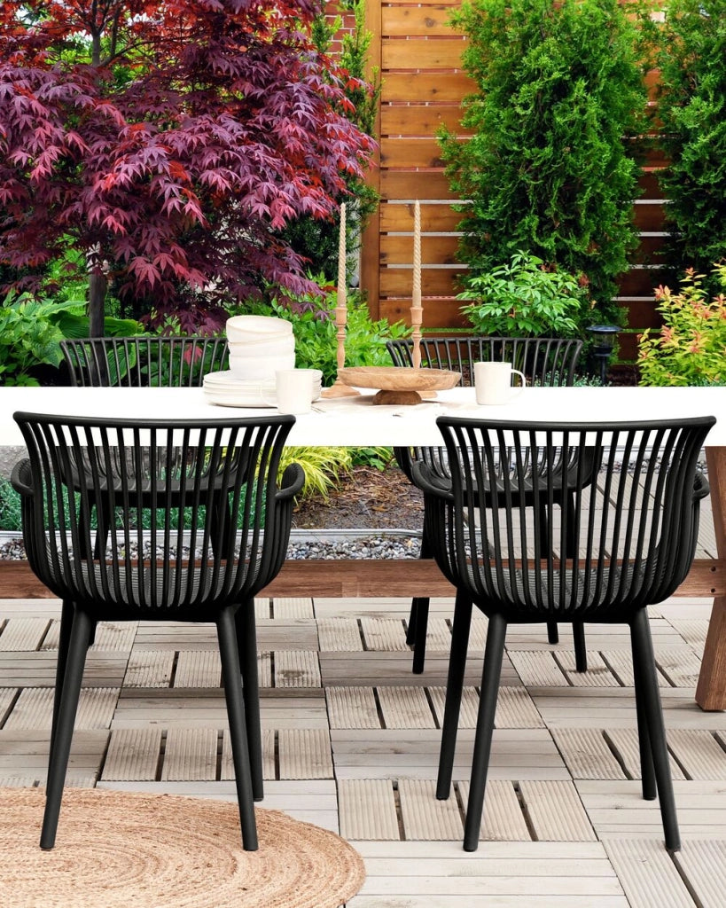 Set di 4 sedie da pranzo in plastica nera per interni ed esterni da giardino con braccioli in stile minimalista