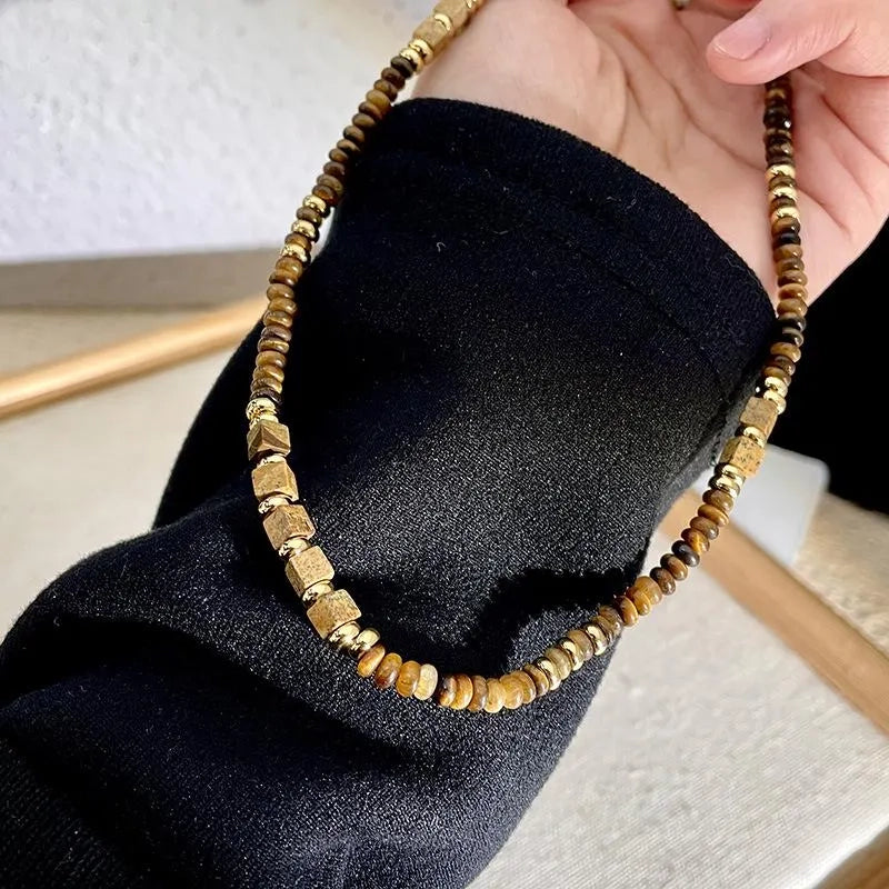 Collana vintage fatta a mano con perline e pietre, regalo di Natale o compleanno.