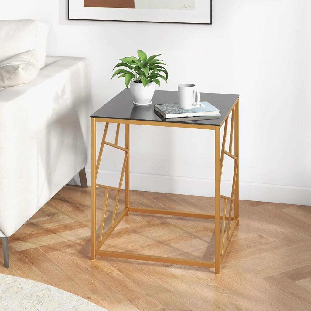 Tavolo laterale con piano in vetro temperato e struttura traforata in metallo resistente, tavolo per il tempo libero moderno come decorazione per soggiorno, studio, oro e nero