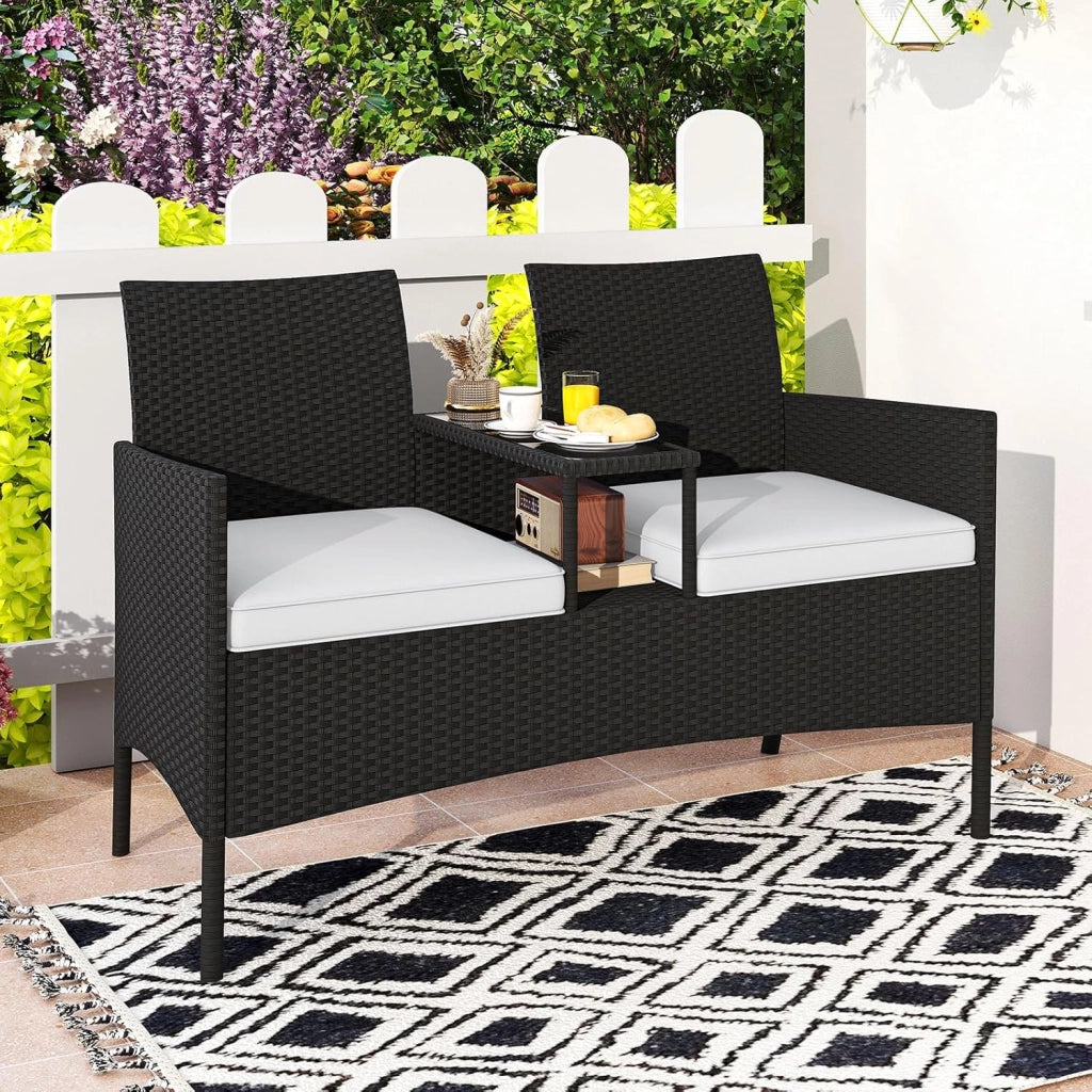 Panchina da Giardino in Rattan PE 62 x 124 x 84 cm, Divano da Esterno con Tavolino in Vetro Temperato e Cuscini Imbottiti, Poltrona con 2 Posti per Balcone, Piscina e Cortile (Bianco)