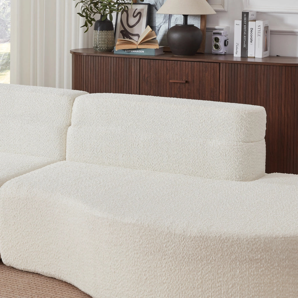 Divano modulare a 2 pezzi in schiuma con schienale a strati e design curvo, in ciniglia beige