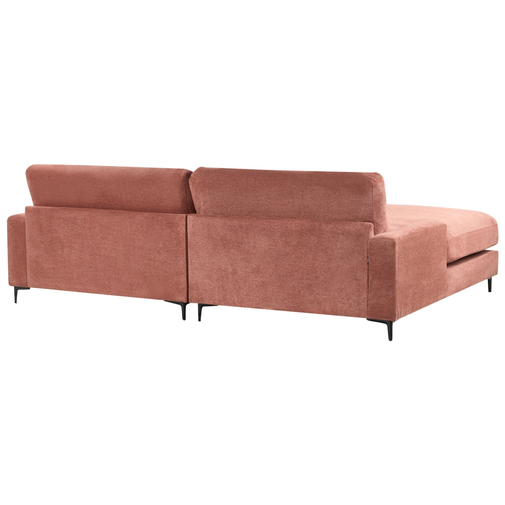 Divano angolare in tessuto rosso lato destro con schienale imbottito e finitura idrorepellente con gambe in metallo nero soggiorno in stile moderno