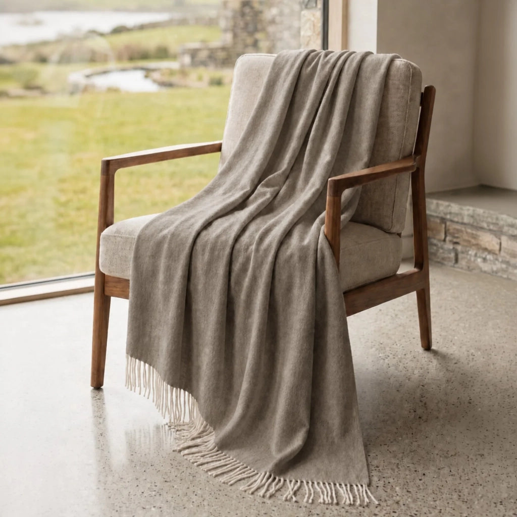 Plaid Living 130x170 cm in Cotone Blend | Coperta Leggera 250 gr/mq per Divano e Letto | Design Elegante e Tessuto Morbido | Tortora