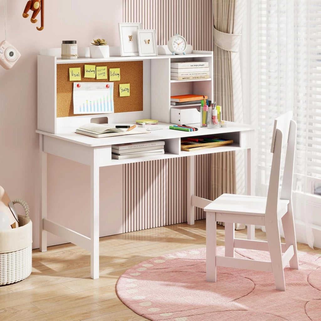 Set Scrivania e Sedia per Bambini, Tavolo per Studenti in Legno con Bacheca in Sughero, Cassetto, Pensile con Ripiani Aperti, Postazione Computer per Bambini per Studio e Lettura (Bianco)