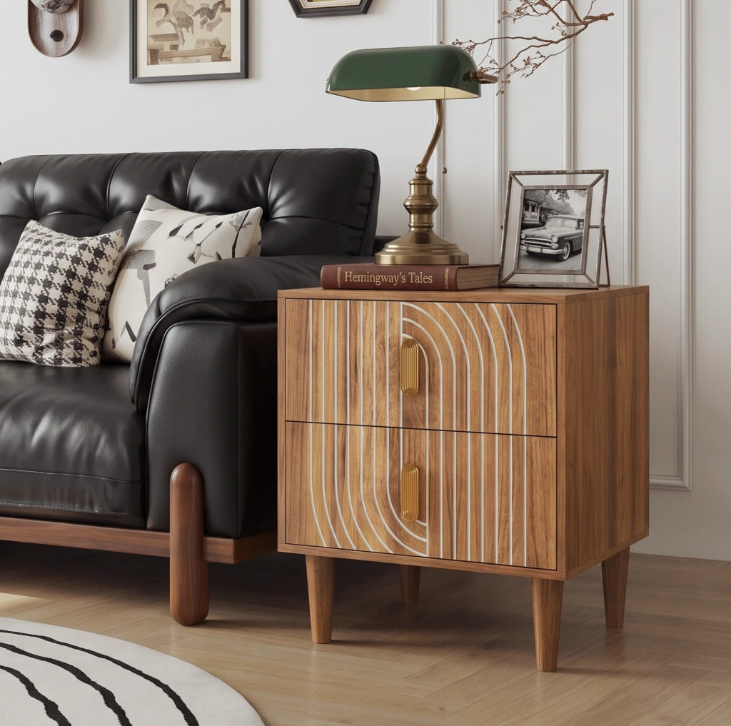 Comodino boho con 2 cassetti; decori geometrici; finitura marrone noce e maniglie dorate
