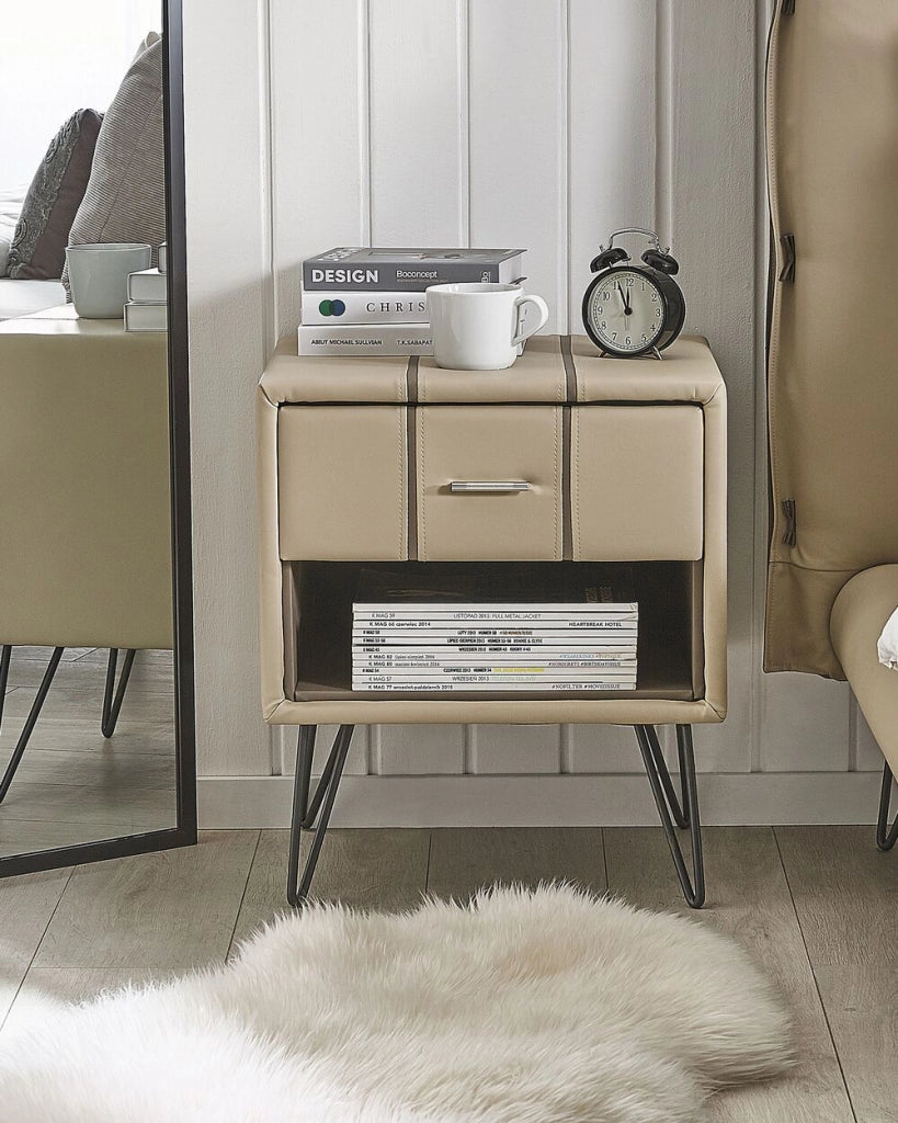 Comodino Tappezzeria in ecopelle beige Gambe a forcina 48 x 41 x 56 cm 1 cassetto